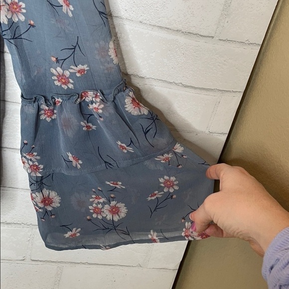 American Eagle Blue Floral Keyhole Top - Picture 7 of 14